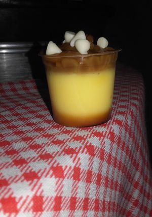 Una foto de Flan con dulce de leche