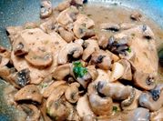 Una foto di cena con funghi champignon