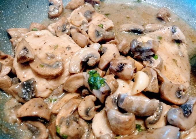 Scaloppine di maiale con funghi champignon