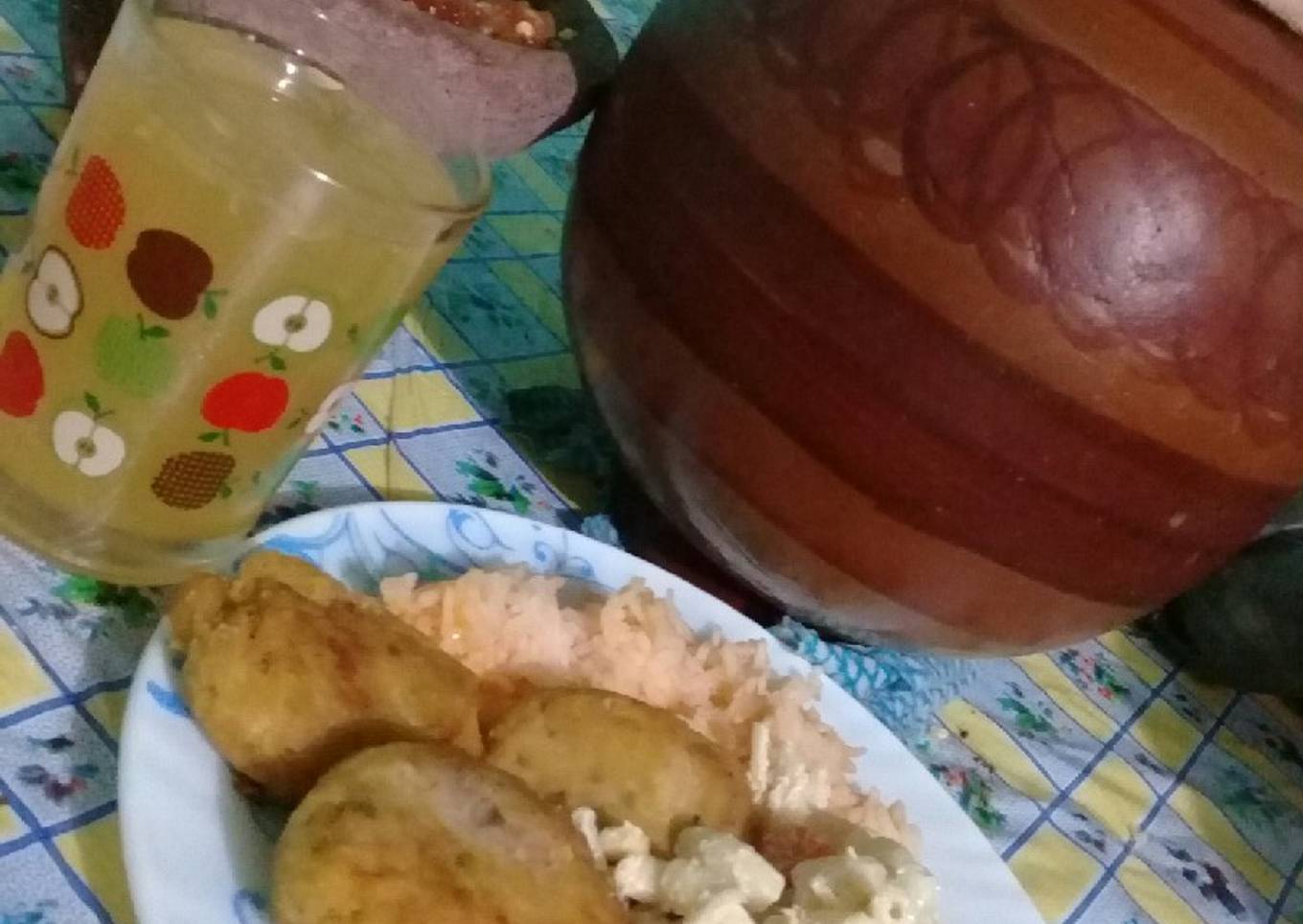 Tortitas de plátano macho, arroz, ensalada fría/agua de mandarina