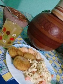 Una foto de Tortitas de plátano macho, arroz, ensalada fría/agua de mandarina