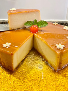 Una foto de Pudin cremoso con nata y crema de turrón jijona
