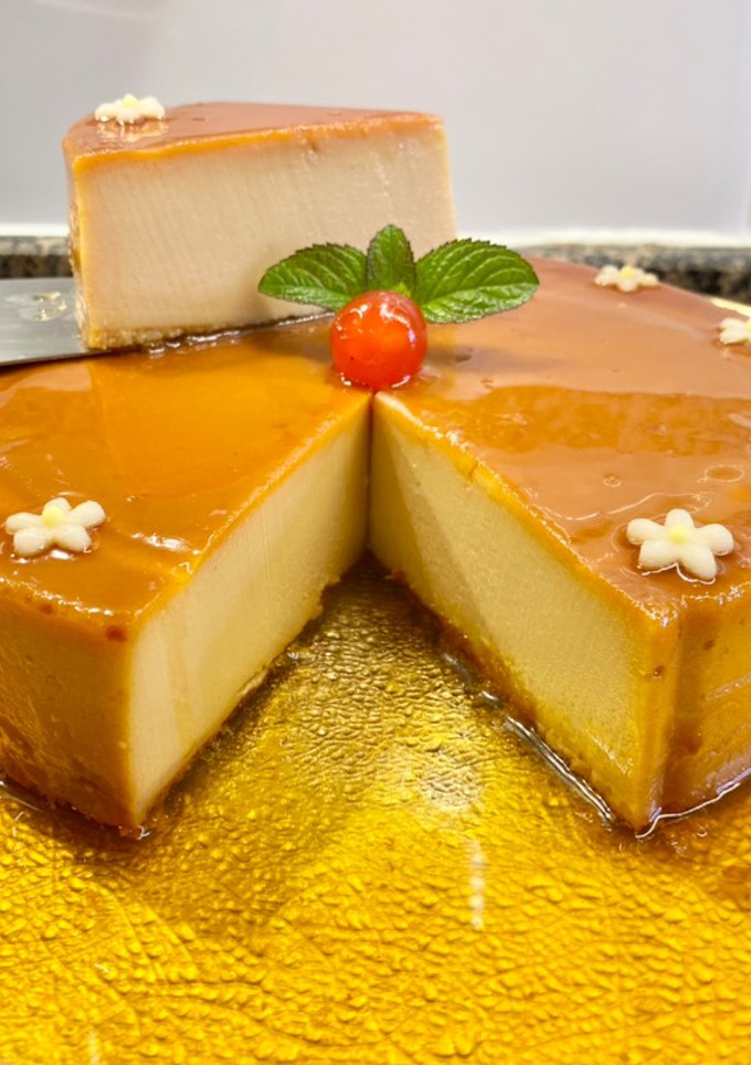 Una foto de Pudin cremoso con nata y crema de turrón jijona
