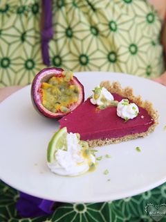 Foto de Tarte de Lima e Mirtilos com Chantilly de Coco e Maracujá