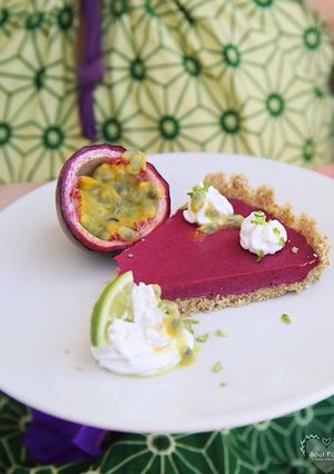 Foto de Tarte de Lima e Mirtilos com Chantilly de Coco e Maracujá
