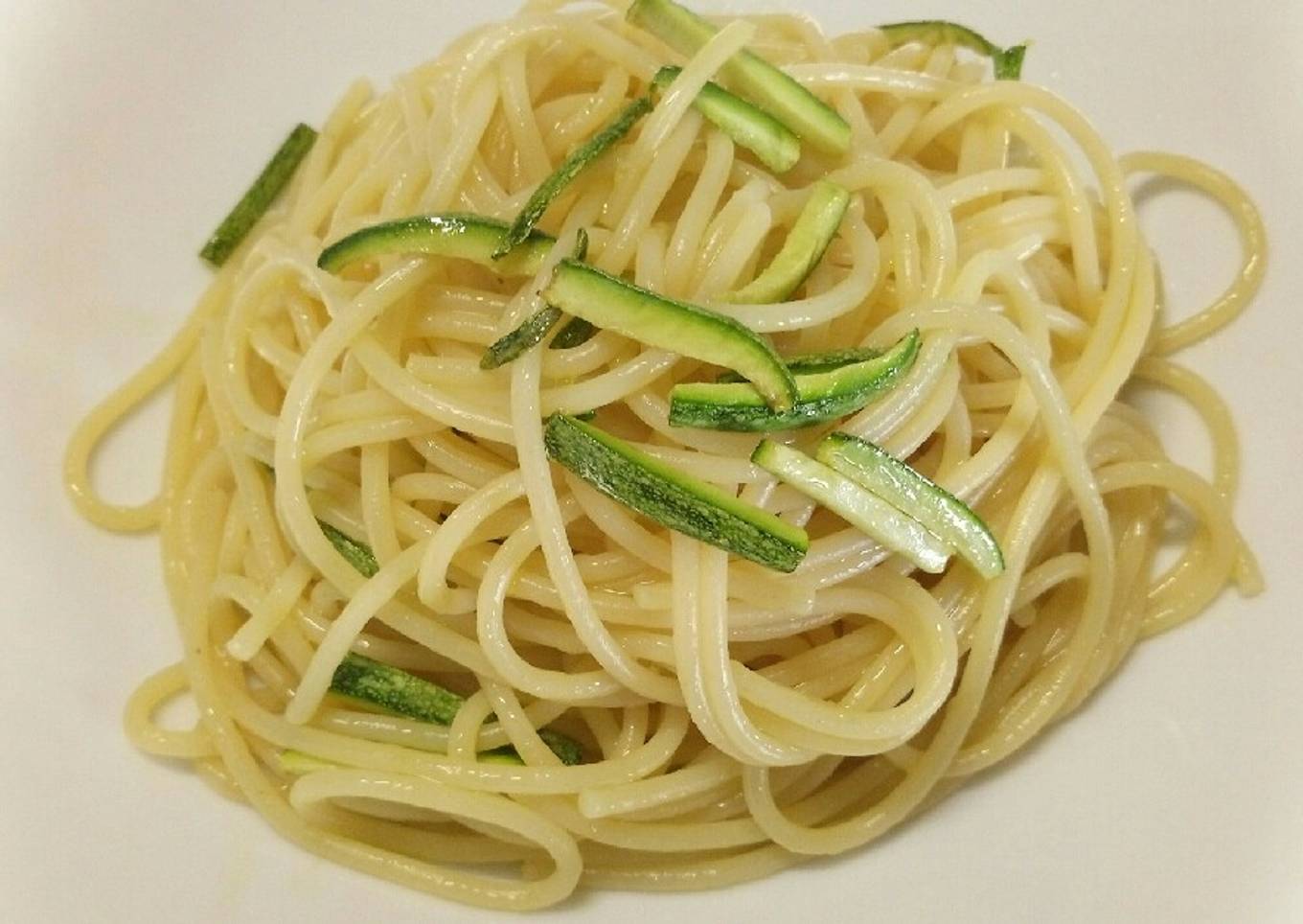 Aglio, olio, peperoncino con zucchine