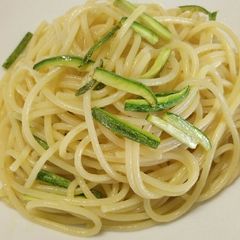 A picture of Aglio, olio, peperoncino con zucchine.
