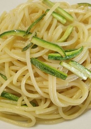 A picture of Aglio, olio, peperoncino con zucchine.
