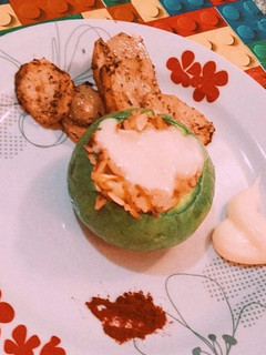 Una foto de Zapallitos rellenos y papas al horno