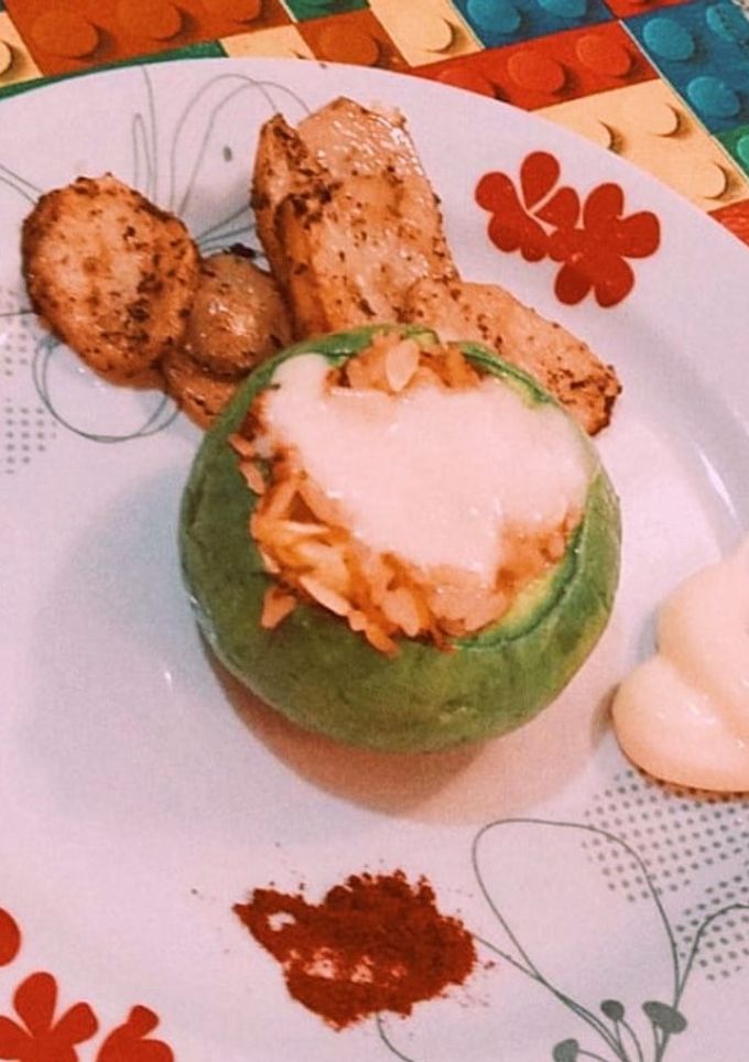 Una foto de Zapallitos rellenos y papas al horno
