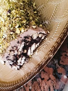 صورة لوصفة ليزي كيك بالكريمه والمكسرات 😋