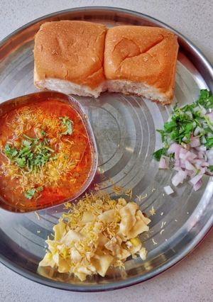 महाराष्ट्रीयन मिसल पाव रेसिपी मुख्य फोटो