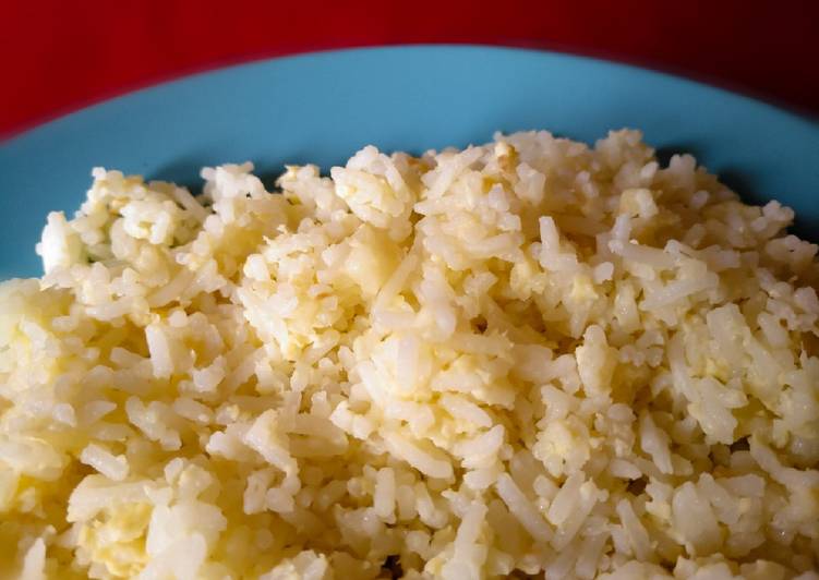 Arroz basmati con ajo y huevos revueltos