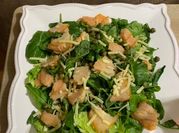 Una foto de ensalada de rúcula y berros