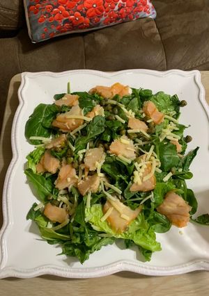 Una foto de Ensalada con salmón