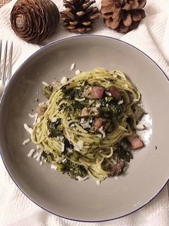 Foto di Spaghetti con il cavolo nero guanciale crema di cavolo nero