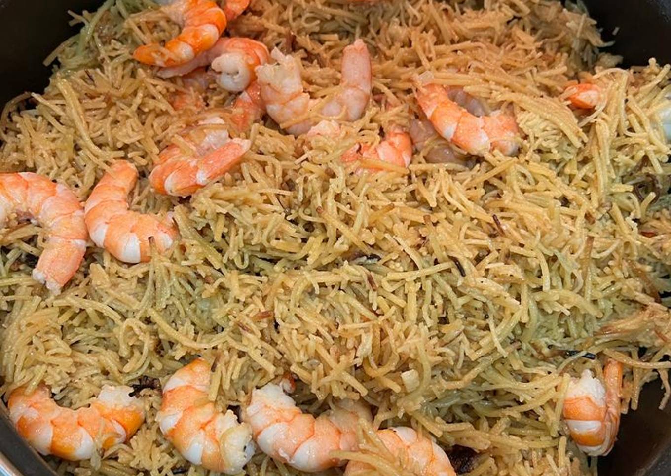 Fideos fritos con langostinos y emulsión de pimientos piquillo