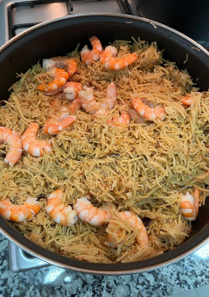 Una foto de Fideos fritos con langostinos y emulsión de pimientos piquillo