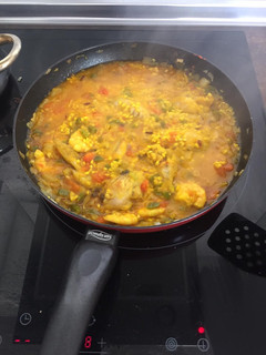 Una foto de Paella pollo y gambas