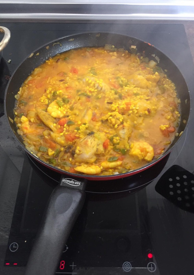 Una foto de Paella pollo y gambas