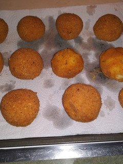 A picture of Fried Balls of yumminess.