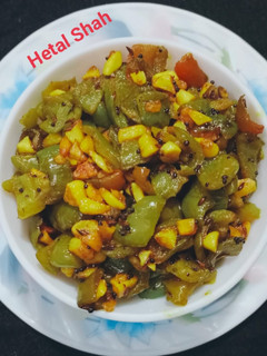 शिमला मिर्च लहसुन की सब्जी (shimla mirch lahsun ki sabzi recipe in Hindi) रेसिपी मुख्य फोटो