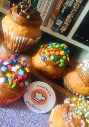 Una foto de 🧁CUPCAKES 🧁 DE 🥕ZANAHORIA🥕(con 🌰nueces🌰 y 🍊naranja🍊)