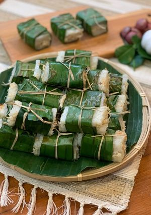 A picture of Lemper Ayam (Chicken wrapped in Glutinous Rice).