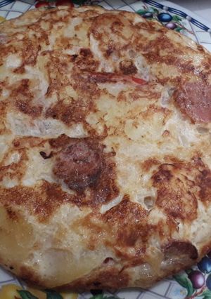 Una foto de Tortilla de vegetales con salchichas y queso
