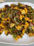Courgettes jaunes, tomate noire et poivrons verts aux épices