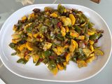 Courgettes jaunes, tomate noire et poivrons verts aux épices
