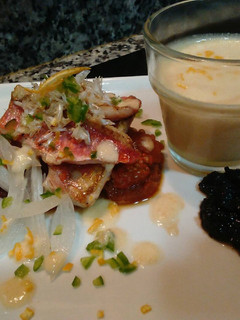 Una foto de Salmonetes con Ajonaranja, Tomate Asado y Aceitunas Negras