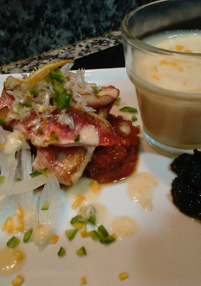 Una foto de Salmonetes con Ajonaranja, Tomate Asado y Aceitunas Negras