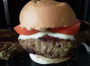 Una foto de Hamburguesas🍔 de frijol rojo, brócoli🥦 y berenjena🍆.