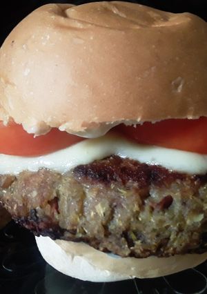 Una foto de Hamburguesas🍔 de frijol rojo, brócoli🥦 y berenjena🍆.