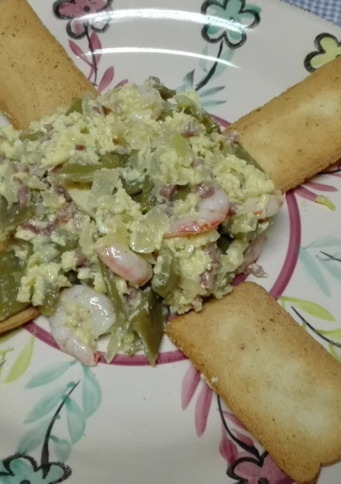 Una foto de Revuelto de judías verdes con jamón y gambas