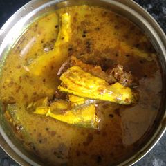 A picture of Gule macher tok Or sour gule fish.