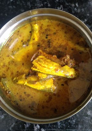 A picture of Gule macher tok Or sour gule fish.