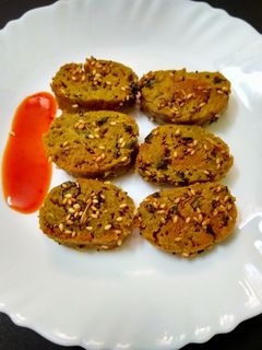 சிறுதானிய  மேத்தி முத்தியா (siruthaniya methi muthiya recipe in tamil) செய்முறை முக்கிய புகைப்படம்
