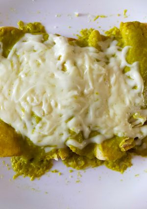 Una foto de Enchiladas suizas, rápidas y deliciosas 😋