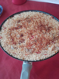 Una foto de Arroz con pollo y salchichas
