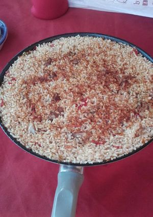 Una foto de Arroz con pollo y salchichas
