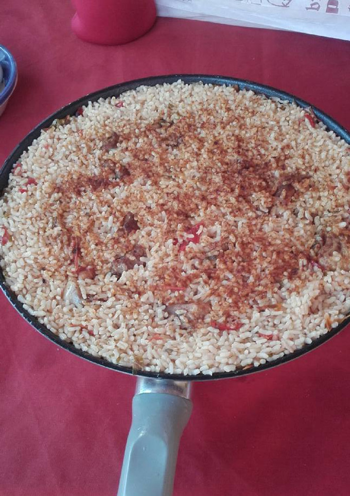 Una foto de Arroz con pollo y salchichas