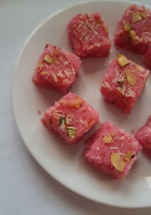 રોઝ ફ્લેવર્ડ કોપરાપાક (Rose Flavoured Koprapaak Recipe In Gujarati) રેસીપી મુખ્ય ફોટો