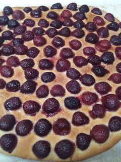 Una foto de Torta de cerezas (coca amb cireres)