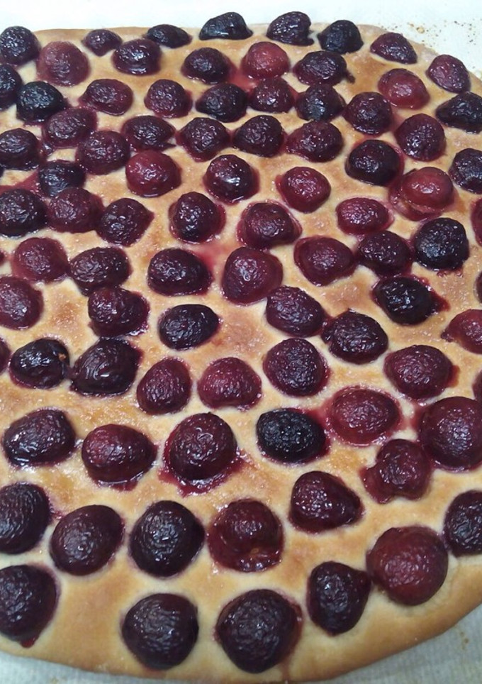 Una foto de Torta de cerezas (coca amb cireres)