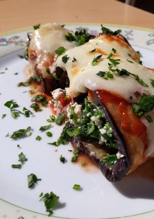 Una foto de Roll de berenjenas con ricota y espinaca