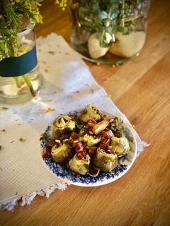 Una foto de Alcachofas estofadas con jamón y vino blanco