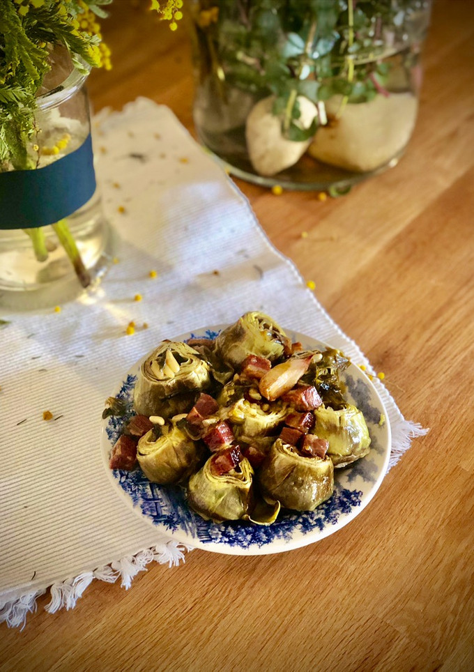 Una foto de Alcachofas estofadas con jamón y vino blanco