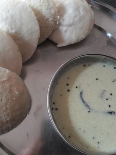 इडली और नारियल चटनी(IDLI AUR NARIYAL KI CHUTNEY RECIPE IN HINDI) रेसिपी मुख्य फोटो